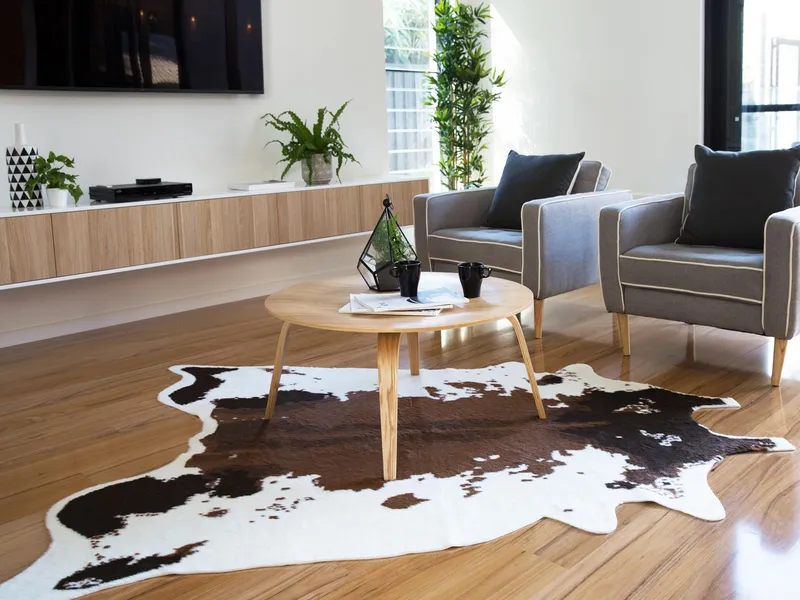 Get high quality cowhide rugs Dubai